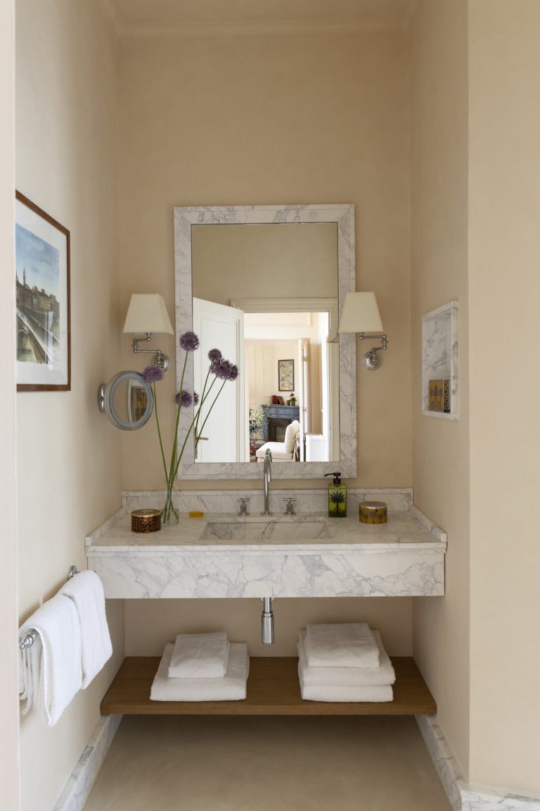 Palazzo Sarzana-Fici — Bathroom vanity