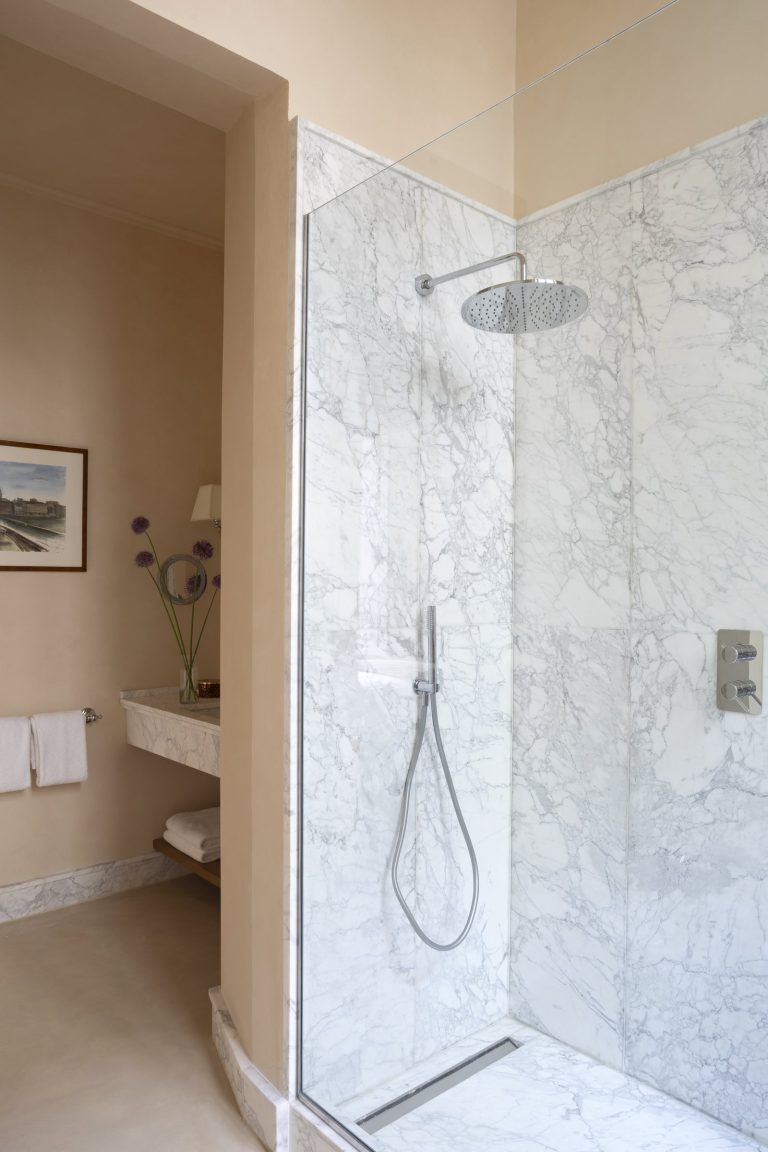 Palazzo Sarzana-Fici — Walk-in marble shower