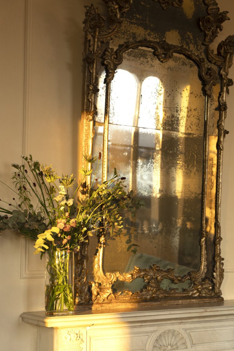 Palazzo Sarzana-Fici — Gilded mirror and flowers