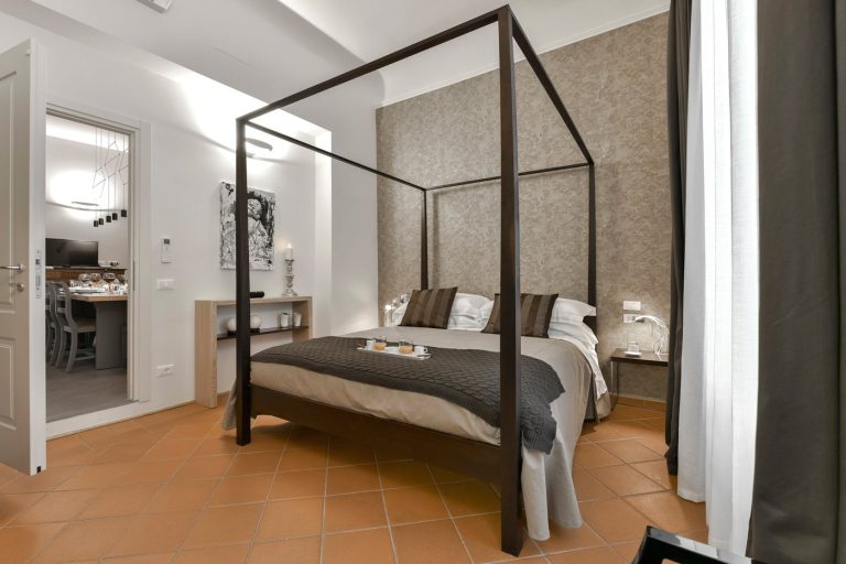 Villa Scudo, Florence — Four-poster bedroom