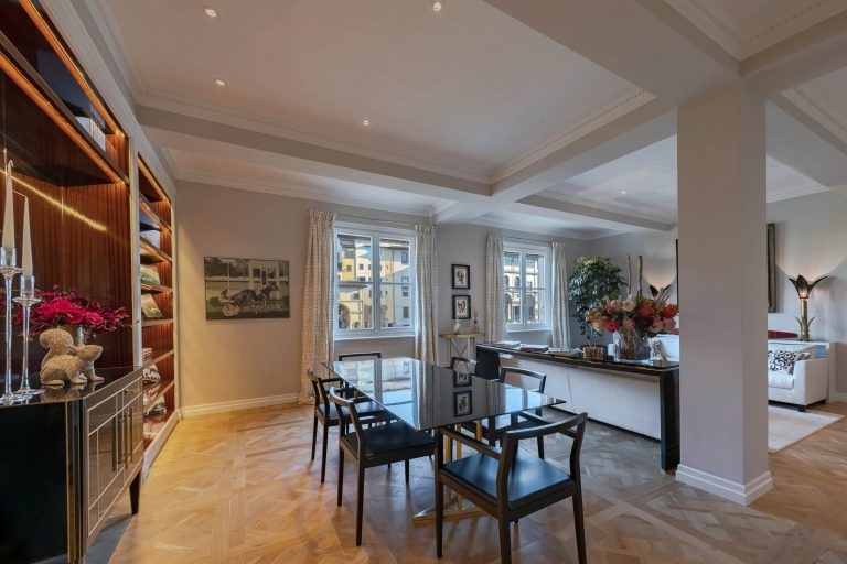 Villa Turan, Florence — Living and dining with river view