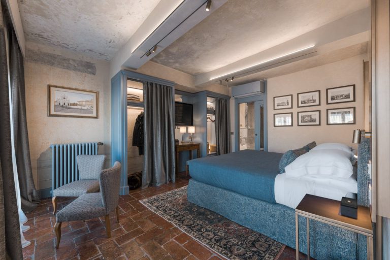 Villa Valorea, Florence — Queen bedroom