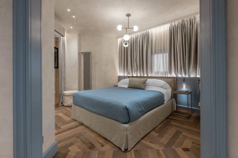 Villa Valorea, Florence — Queen bedroom