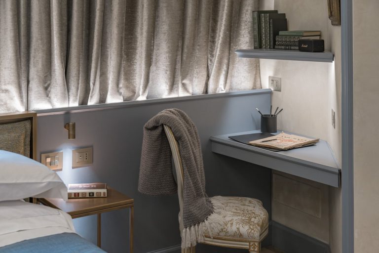 Villa Valorea, Florence — Bedroom desk