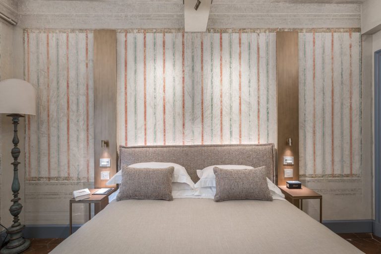 Villa Valorea, Florence — Queen bedroom