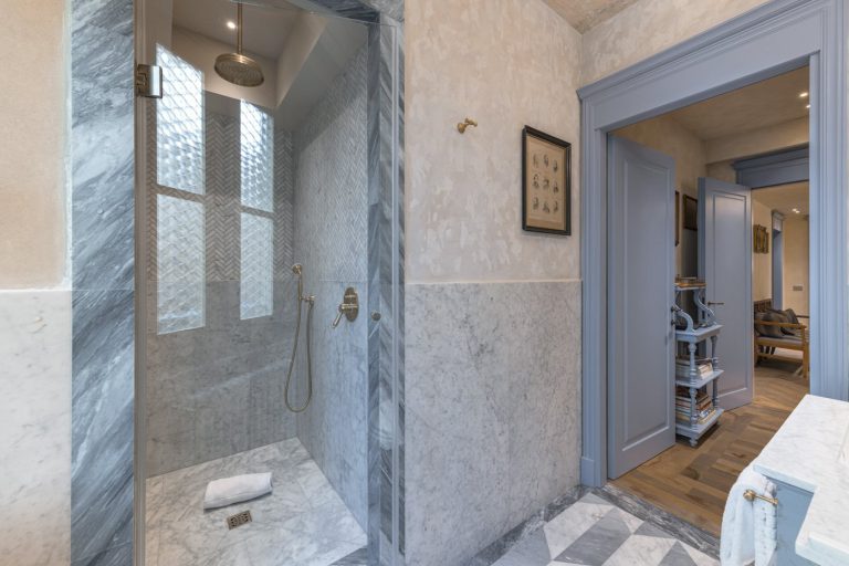 Villa Valorea, Florence — Walk-in shower