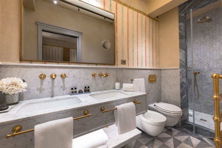 Villa Valorea, Florence — Double-sink bathroom