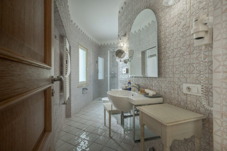 Villa Giulia — en-suite bathroom