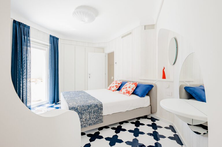 Villa Marelda — Bedroom with reading nook