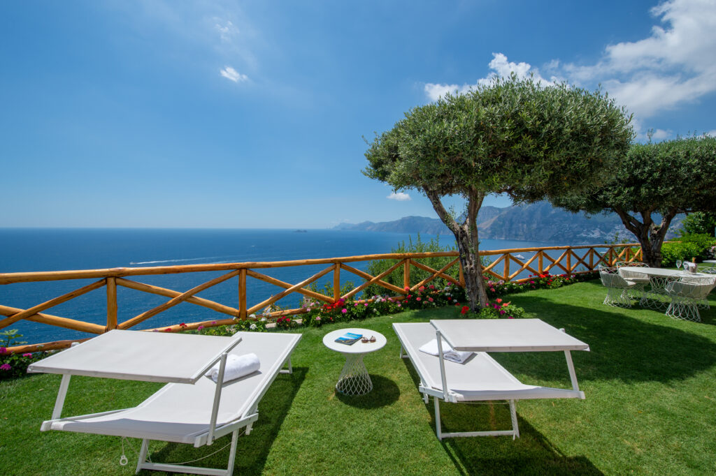Villa Nuea — Garden with palm tree, sunbeds, and Tyrrhenian Sea view